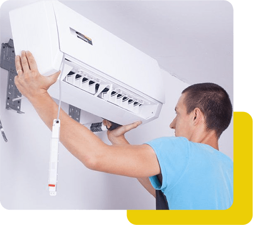 Técnico fazendo manutenção em unidades de ar condicionado externas