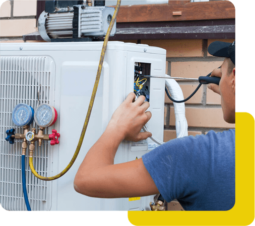 Unidades de ar condicionado no telhado de um prédio.